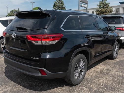 Midnight Black Metallic 2019 Toyota Highlander XLE