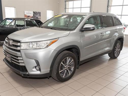 Celestial Silver Metallic 2019 Toyota Highlander XLE