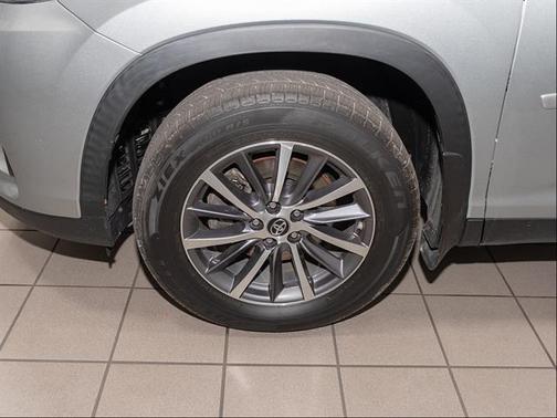 Celestial Silver Metallic 2019 Toyota Highlander XLE