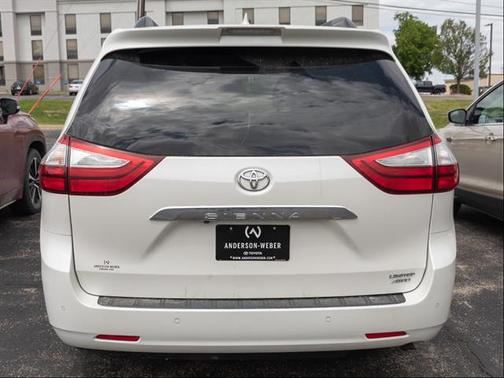 Blizzard Pearl 2018 Toyota Sienna Limited Premium