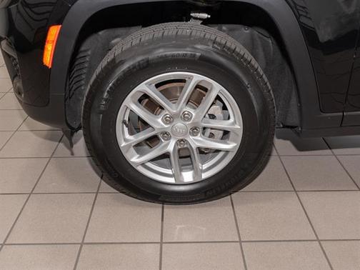 Diamond Black Crystal Pearlcoat 2023 Jeep Grand Cherokee Laredo