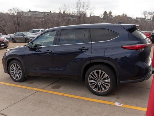 2022 Toyota Highlander Platinum