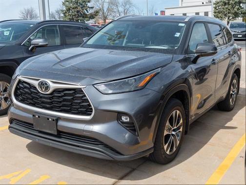 Magnetic Gray Metallic 2023 Toyota Highlander XLE
