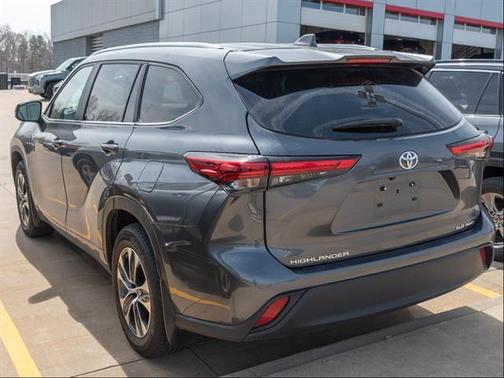 Magnetic Gray Metallic 2023 Toyota Highlander XLE
