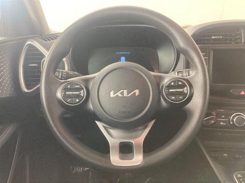 White 2025 Kia Soul LX