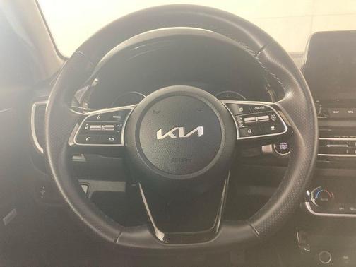 Black 2022 Kia Seltos SX