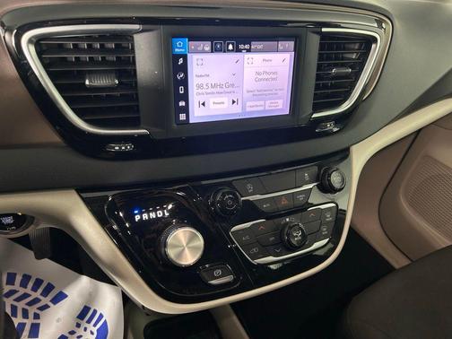 Bright White Clearcoat 2023 Chrysler Voyager LX