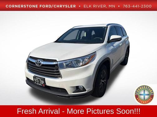 White 2016 Toyota Highlander XLE