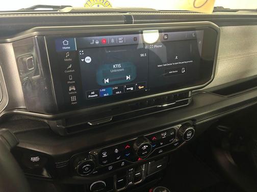 Black Clearcoat 2025 Jeep Wrangler Sahara