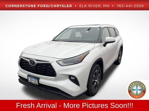 Beige 2024 Toyota Highlander XLE