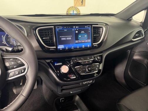 White 2025 Chrysler Pacifica Select