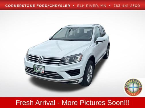 Pure White 2017 Volkswagen Touareg V6 Sport w/Technology