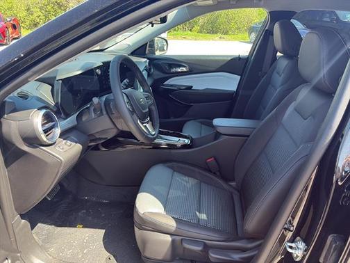 Mosaic Black Metallic 2026 Chevrolet Trax LT