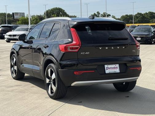Onyx Black Metallic 2020 Volvo XC40 T5 Momentum