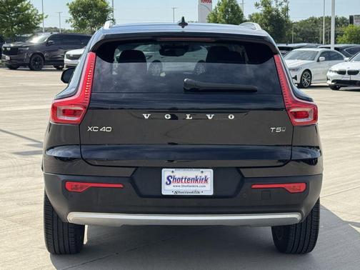 Onyx Black Metallic 2020 Volvo XC40 T5 Momentum