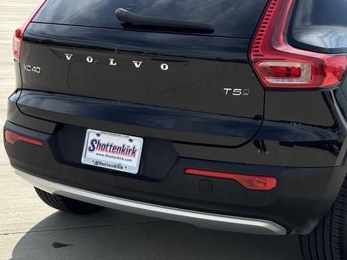 Onyx Black Metallic 2020 Volvo XC40 T5 Momentum