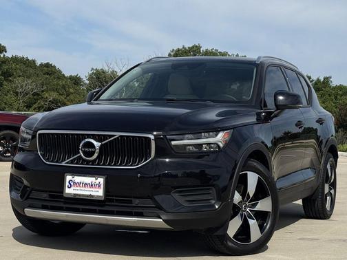 Onyx Black Metallic 2020 Volvo XC40 T5 Momentum
