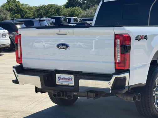 Oxford White 2024 Ford F-250 Lariat