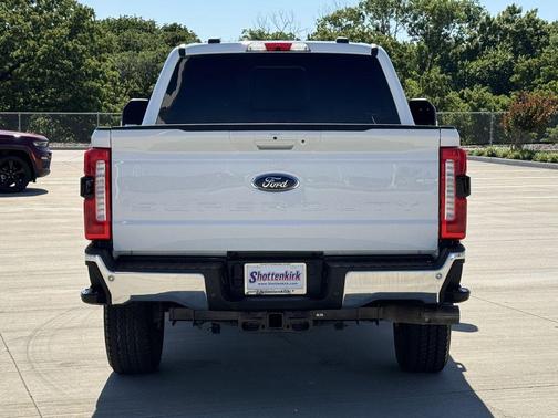 Oxford White 2024 Ford F-250 Lariat