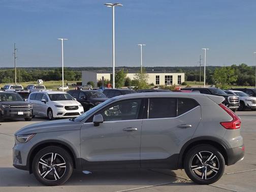 2024 Volvo XC40 B5 Core Bright Theme