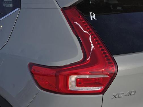 2024 Volvo XC40 B5 Core Bright Theme