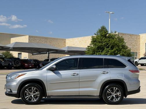 Silver Sky Metallic 2016 Toyota Highlander XLE