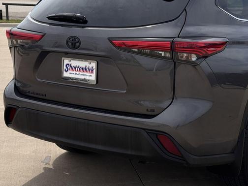 2022 Toyota Highlander LE