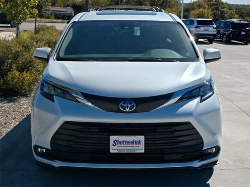 2025 Toyota Sienna XLE 8 Passenger