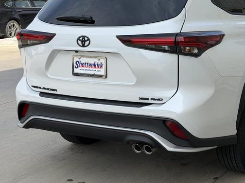 Pearl 2026 Toyota Highlander XSE