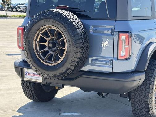 Azure Gray Metallic Tri-Coat 2024 Ford Bronco Badlands