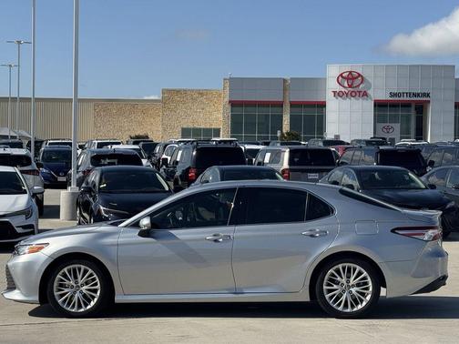 Celestial Silver Metallic 2018 Toyota Camry XLE