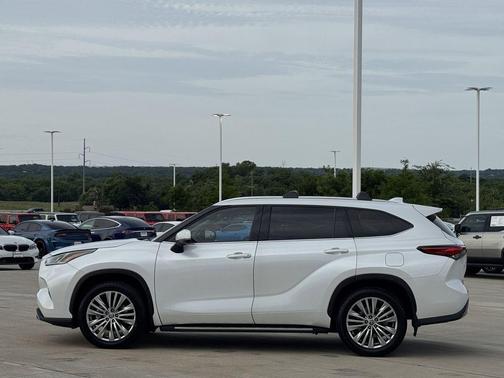 Pearl 2023 Toyota Highlander Platinum