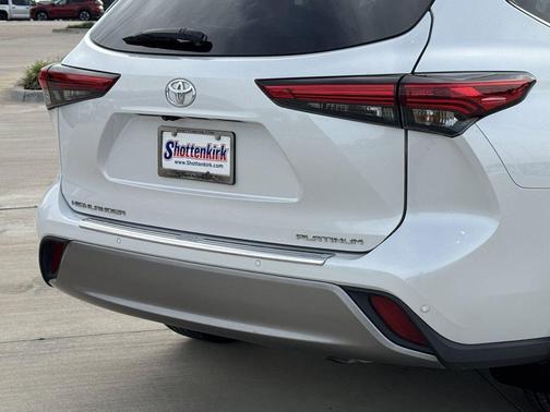 Pearl 2023 Toyota Highlander Platinum