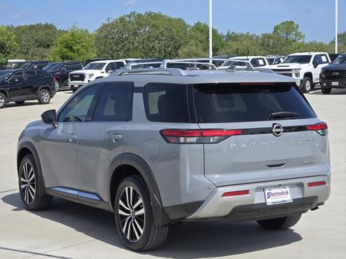 2023 Nissan Pathfinder Platinum FWD