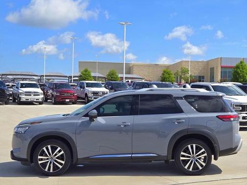 2023 Nissan Pathfinder Platinum FWD