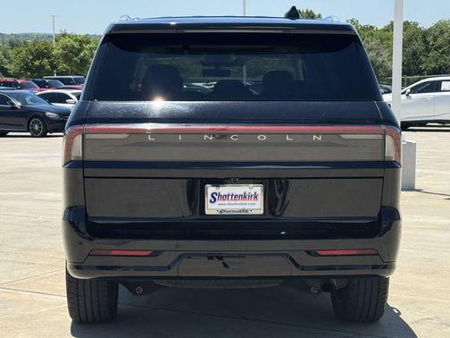 Infinite Black Metallic Clearcoat 2025 Lincoln Navigator Reserve