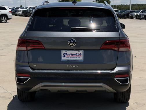 Platinum Gray Metallic 2022 Volkswagen Taos 1.5T SE