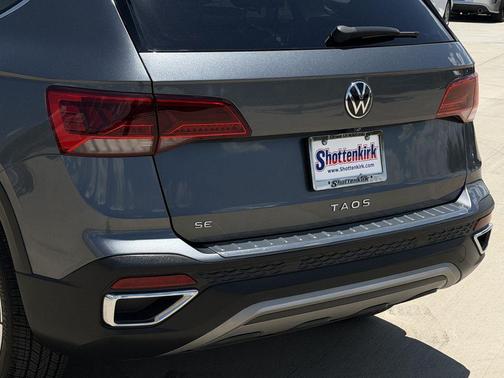 Platinum Gray Metallic 2022 Volkswagen Taos 1.5T SE
