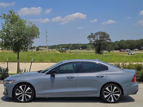 2022 Volvo S60 T5 Momentum