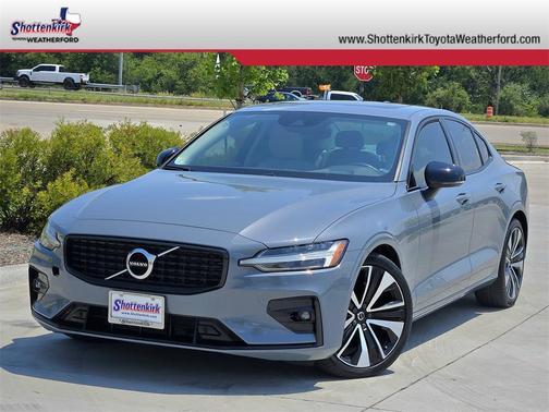 2022 Volvo S60 T5 Momentum