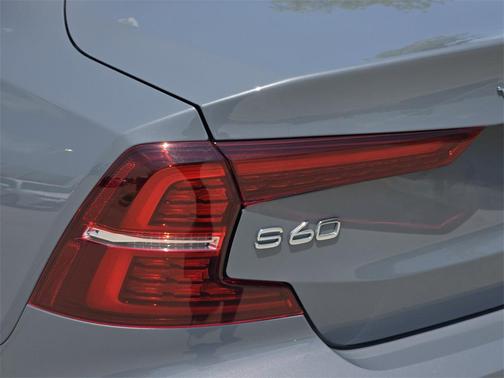 2022 Volvo S60 T5 Momentum