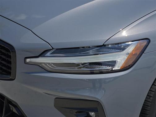 2022 Volvo S60 T5 Momentum