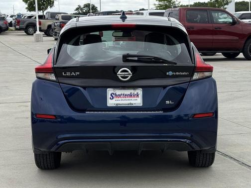 Deep Blue Pearl 2018 Nissan Leaf SL