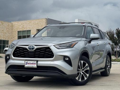 Celestial Silver Metallic 2024 Toyota Highlander Hybrid XLE