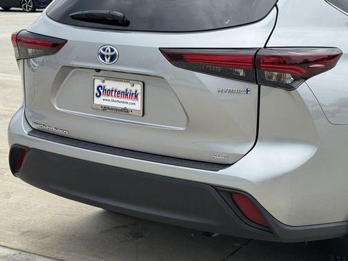 Celestial Silver Metallic 2024 Toyota Highlander Hybrid XLE