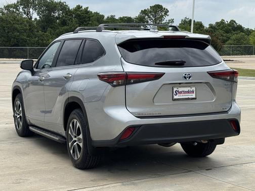 Celestial Silver Metallic 2024 Toyota Highlander Hybrid XLE