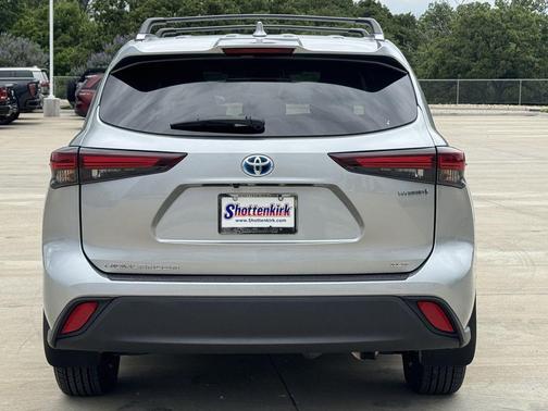 Celestial Silver Metallic 2024 Toyota Highlander Hybrid XLE