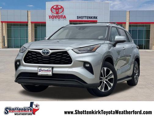 Celestial Silver Metallic 2024 Toyota Highlander Hybrid XLE