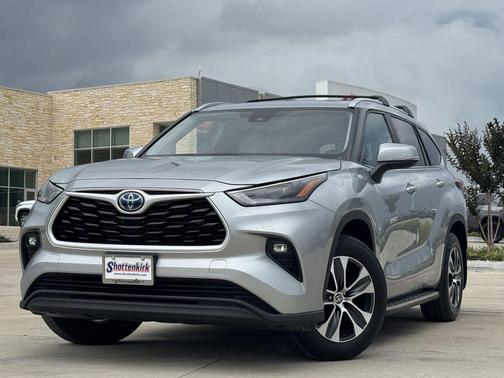 Celestial Silver Metallic 2024 Toyota Highlander Hybrid XLE