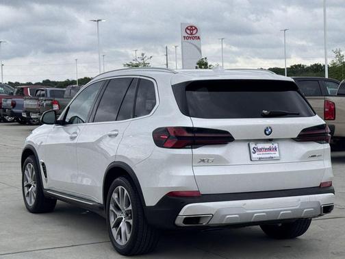 White Metallic 2024 BMW X5 xDrive40i